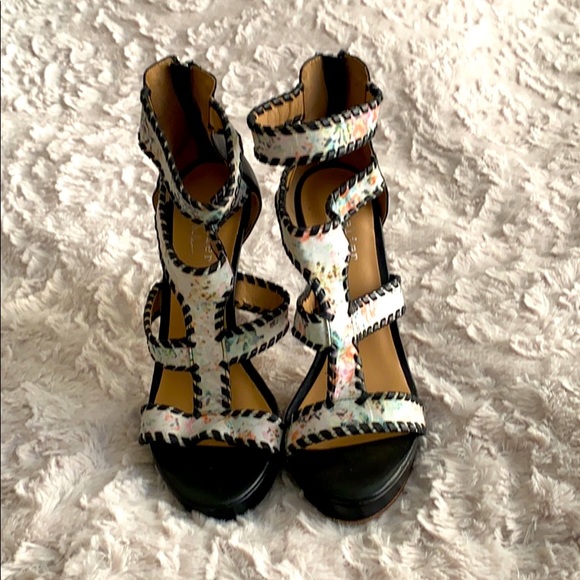 Nicole Miller Arteliar heels - Picture 1 of 3